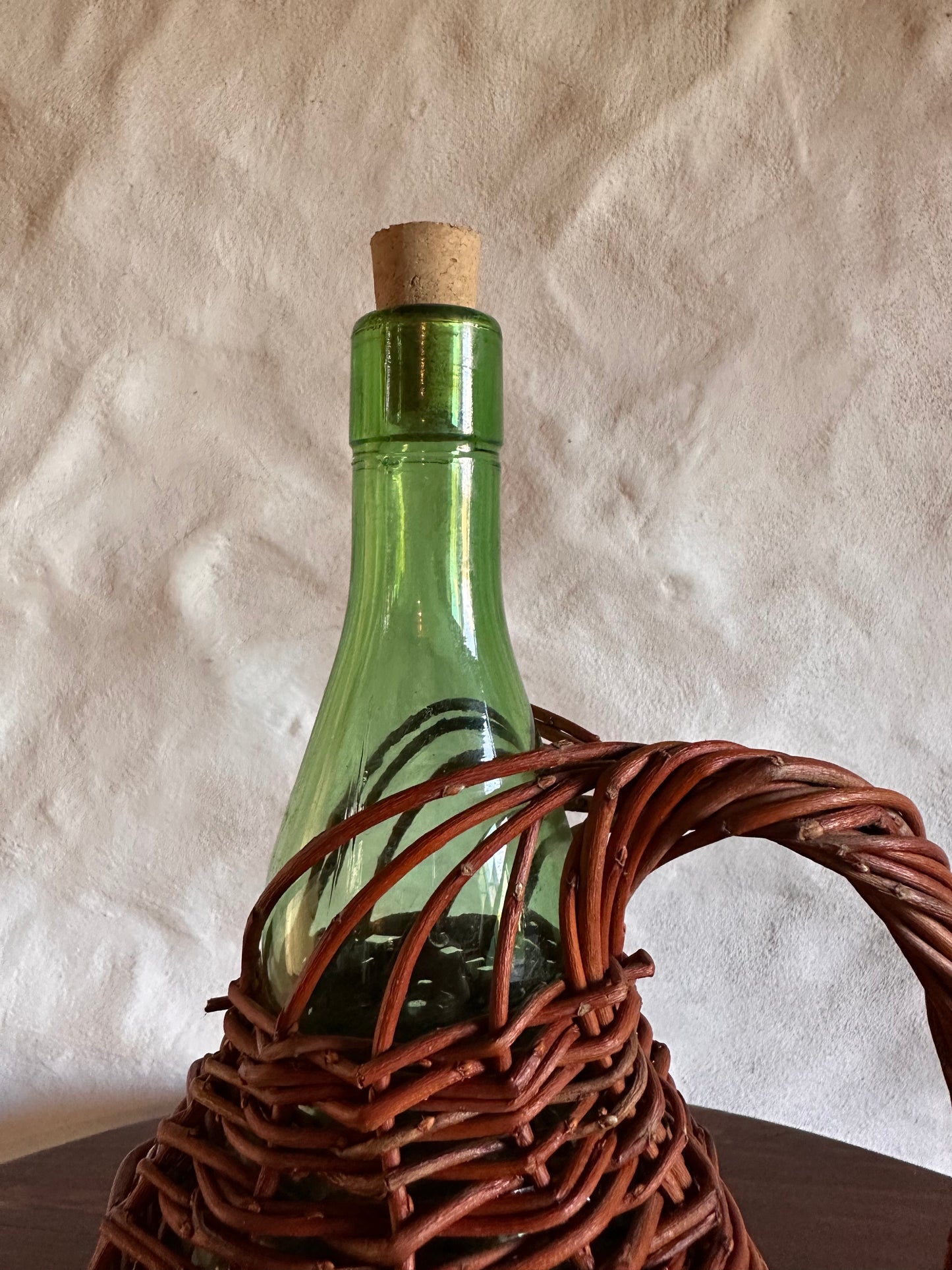 Bottiglia di vino avvolta in salice