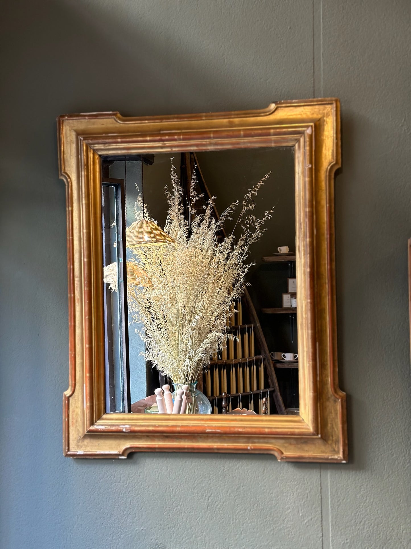 Specchio antico a "vassoio" con cornice in legno dorato