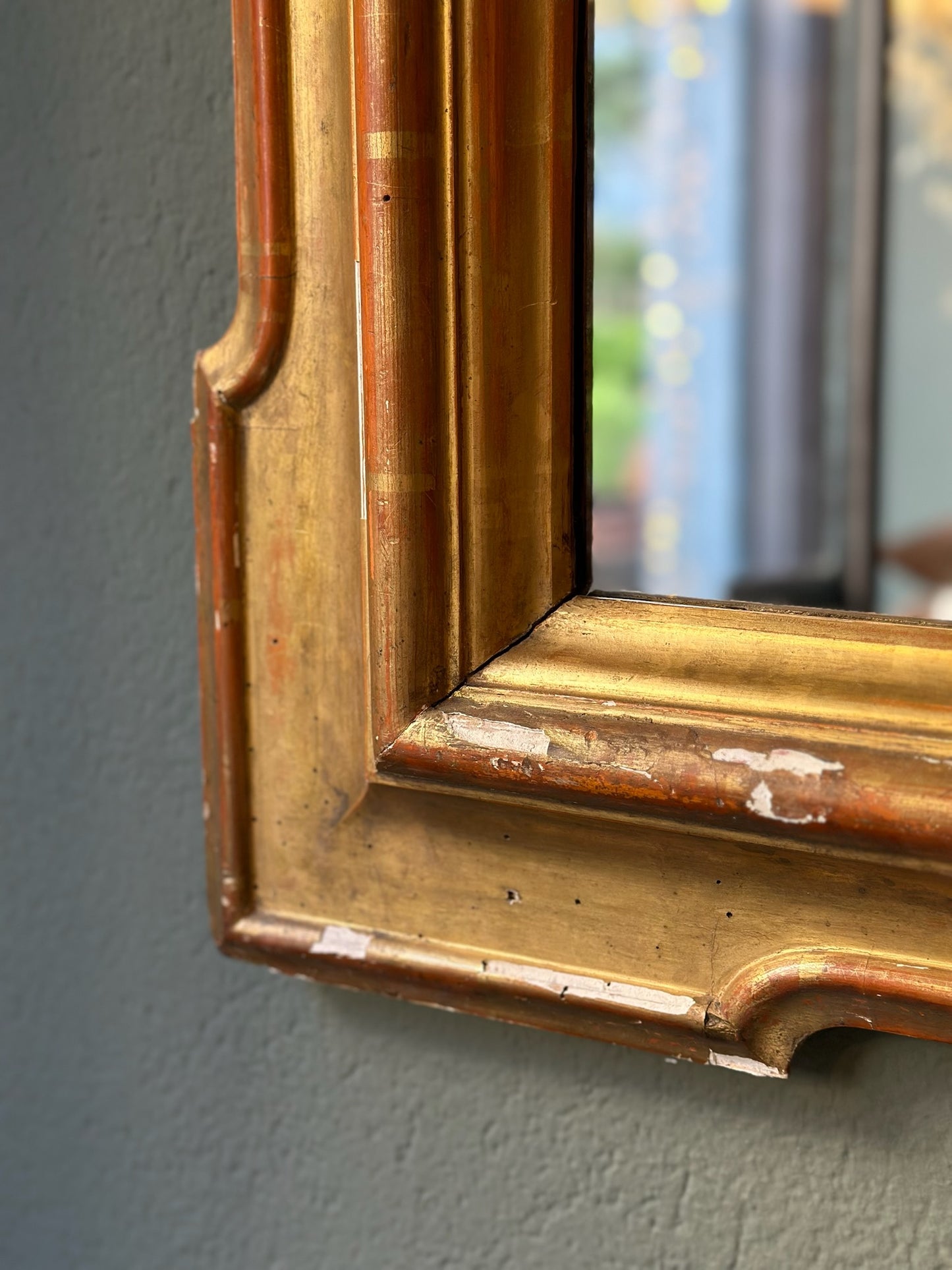 Specchio antico a "vassoio" con cornice in legno dorato