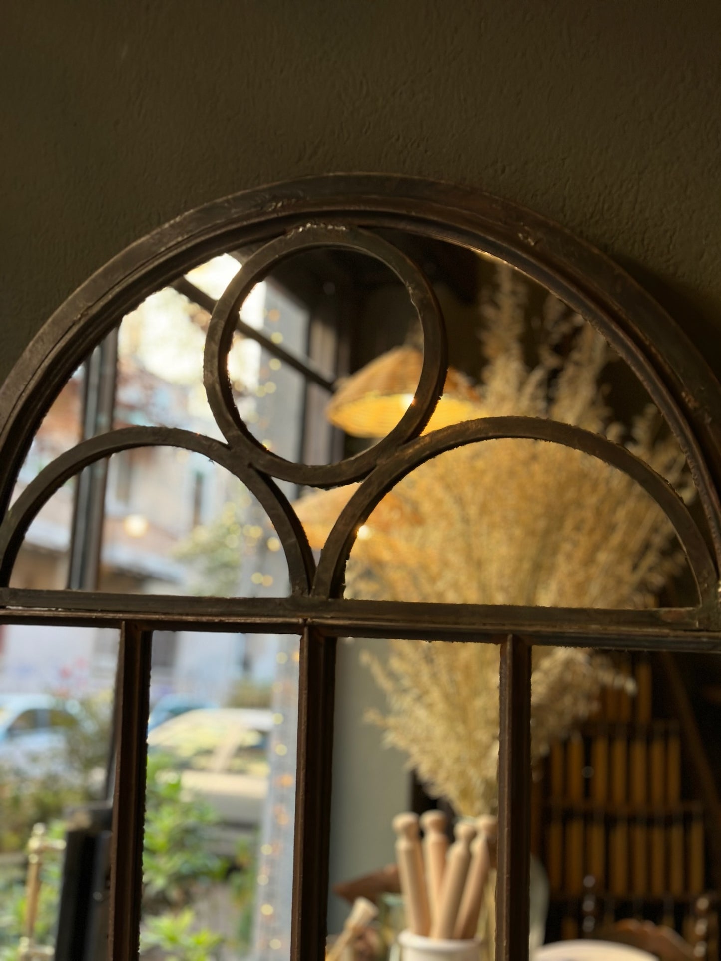 Specchio antico con cornice in ferro